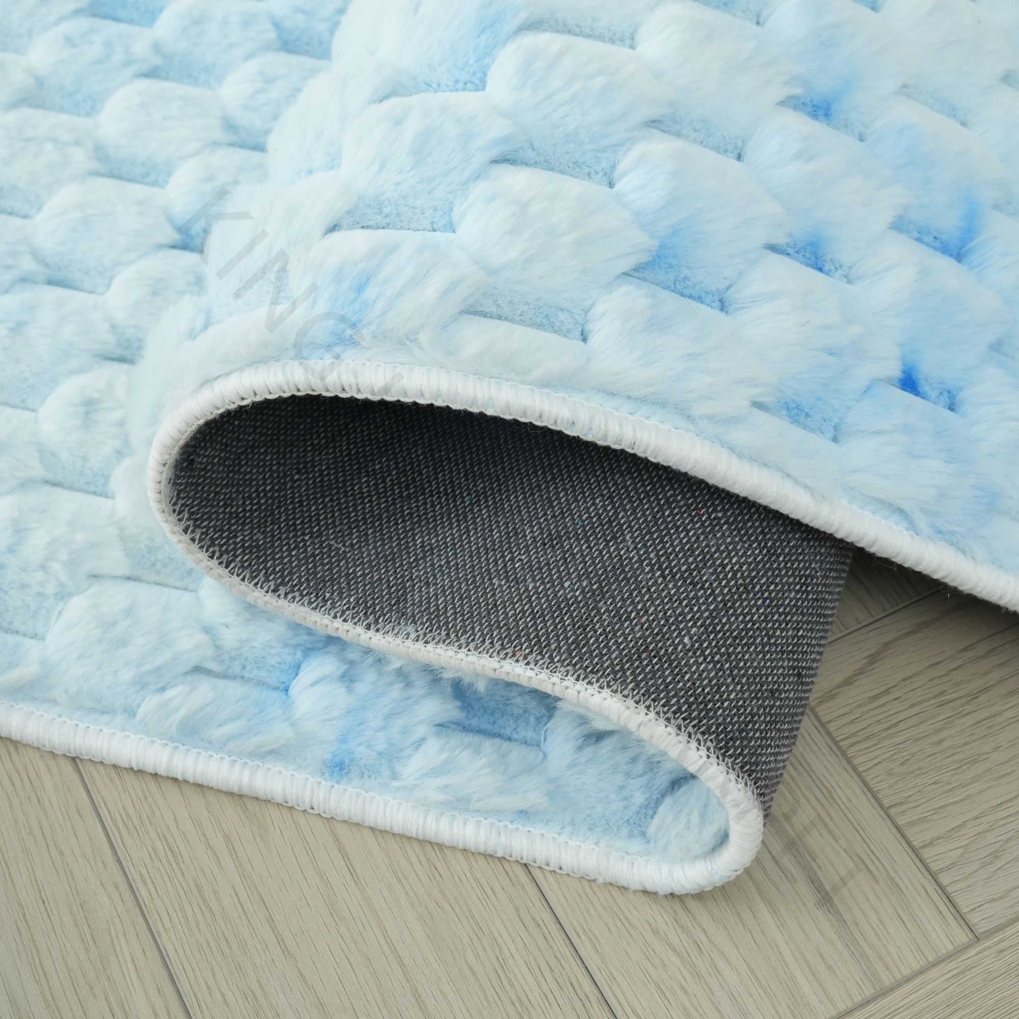 Пушылык килим бар спальняңызге жылытын жана текстура өсürүп берет