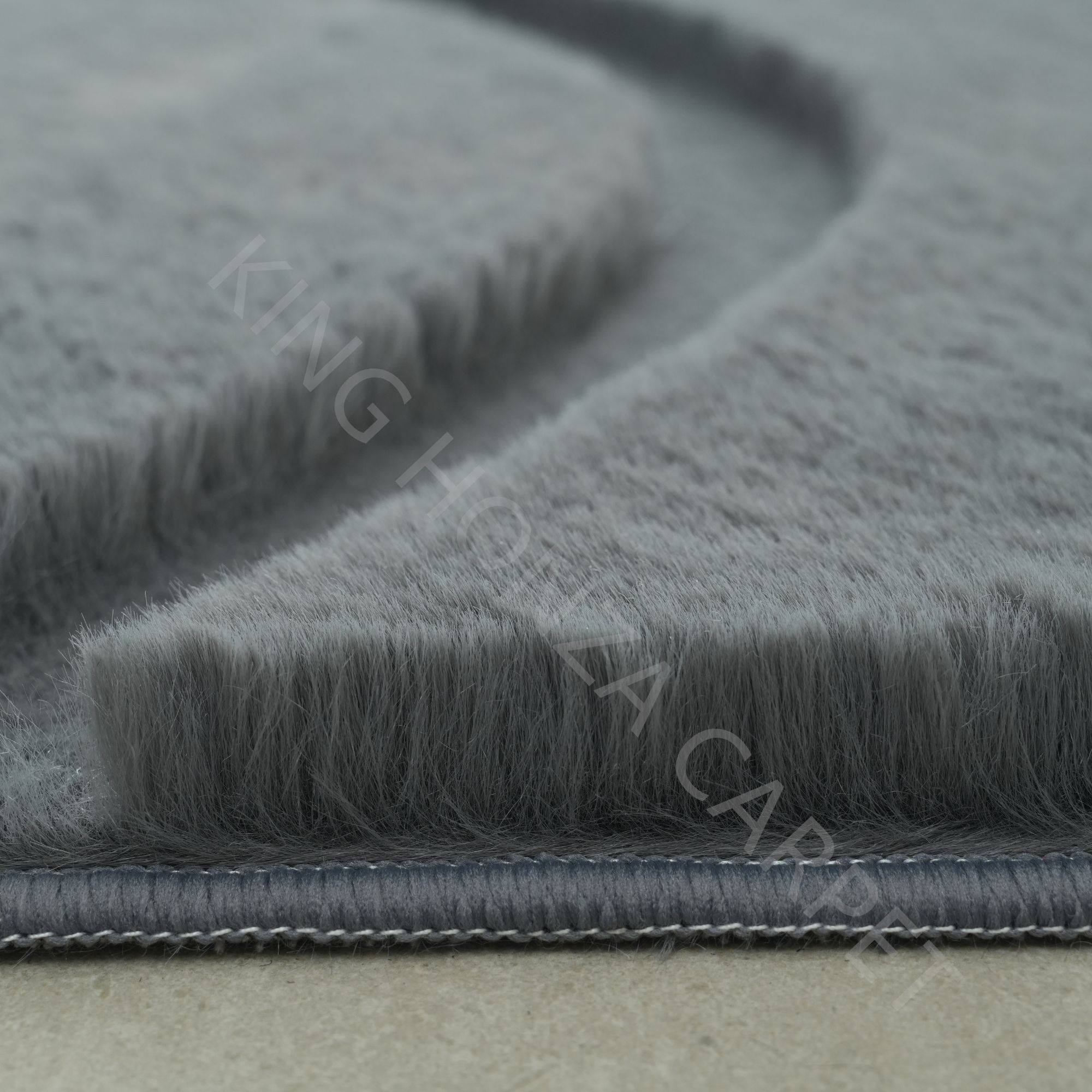 Туалет стильини жогоркуруу үчүн су менен жууга болгон килимдерди колдонуңуз