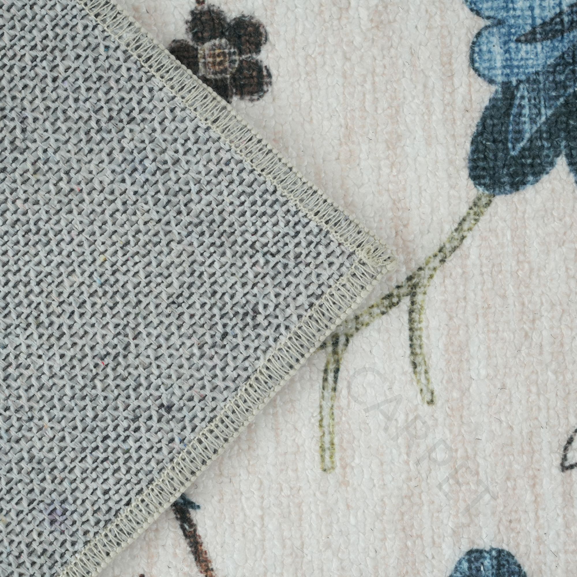 استمتع برفاهية غامرة عندما تغرز أصابع قدميك في سجادة دائرية ناعمة ومريحة.