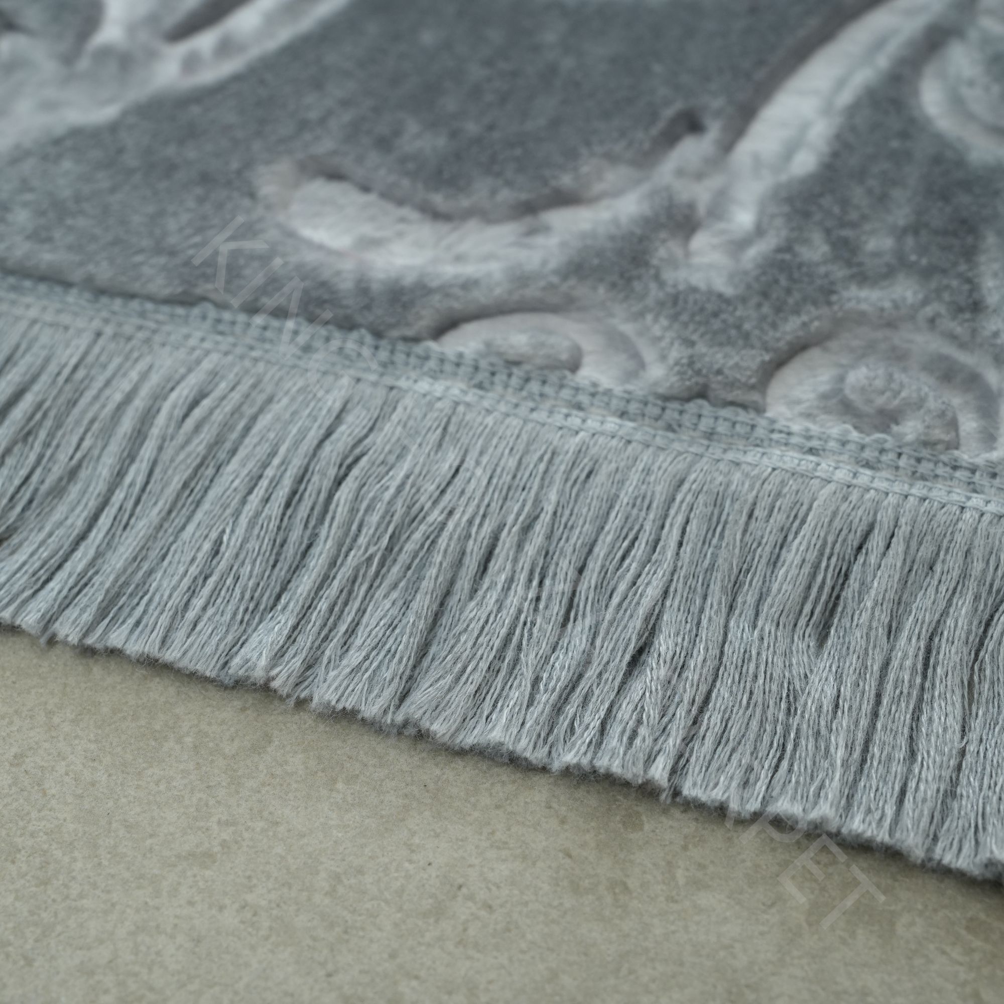 Living roomda lug'atli chorg'oq orqali yumshoq va puf ushlanishni his qiling.