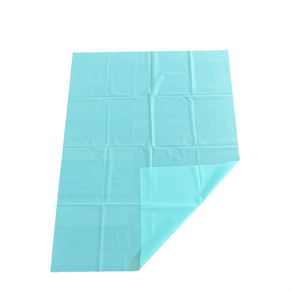 Como o material do lençol cirúrgico pode impactar o controle de infecção na sala de operação