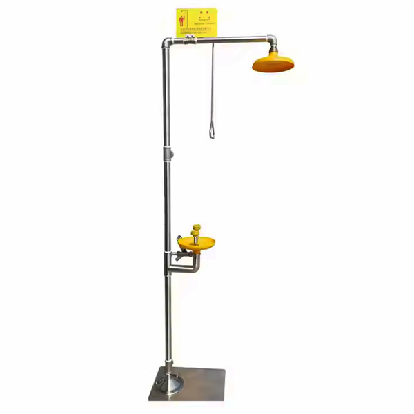 Używaj prysznica do oczu montowanego na kranie do szybkiego namaczania oczu w dowolnym środowisku.