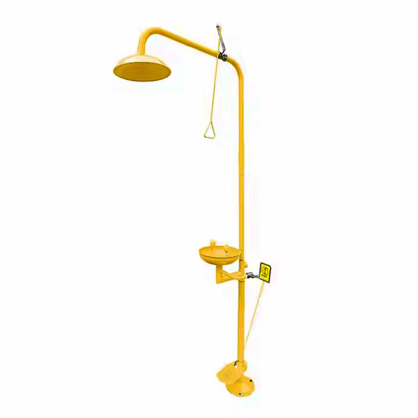 Dlaczego każde miejsce pracy potrzebuje prysznica bezpieczeństwa