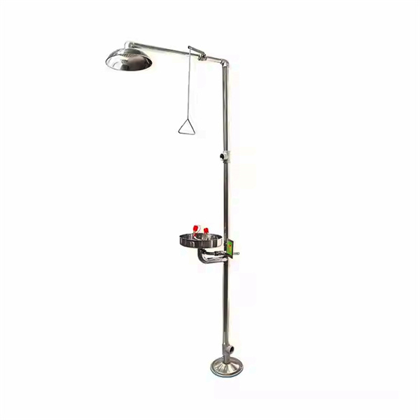 Nagwaranie zgodności z przepisami bezpieczeństwa poprzez instalację stacji prysznica i umywania ocz w razie awarii.