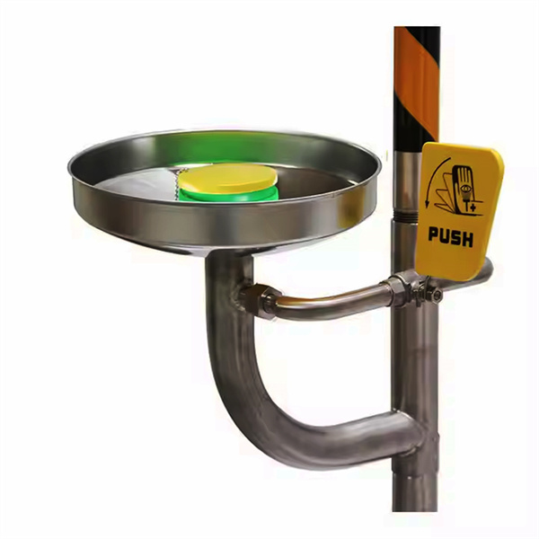 Bir kimya laboratuvarı güvenliği duşuyla sağlığınızı koruma