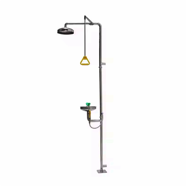 Jak stacje mycia oczu i twarzy ratują życie