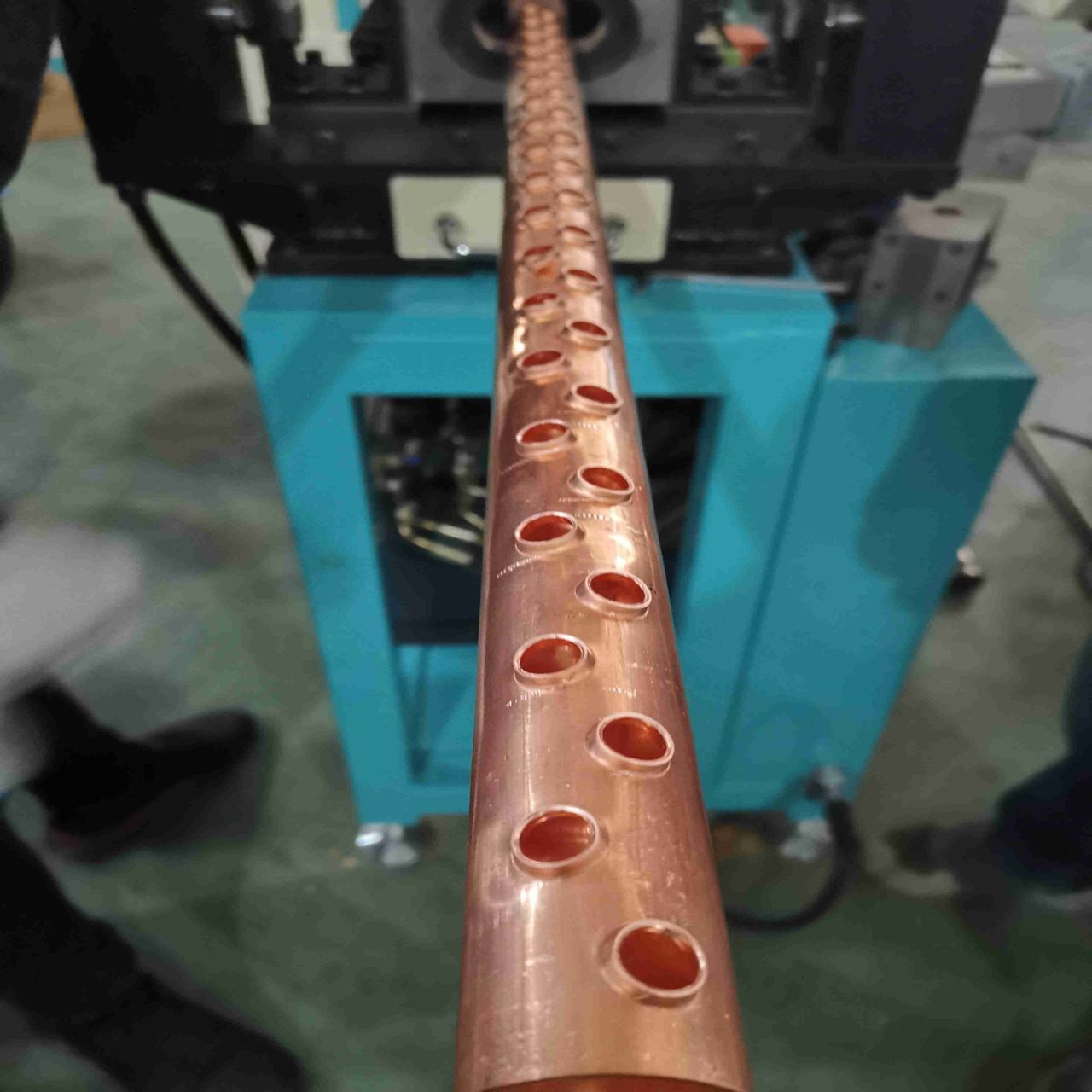 ثورة عملية الثقب وزيادة الإنتاجية باستخدام ماكينة تلقائية.