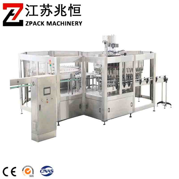 Diru ĝisviden al mana laboro kun moderna aŭtomata maŝino por plenigo de boutelej kun minerala akvo