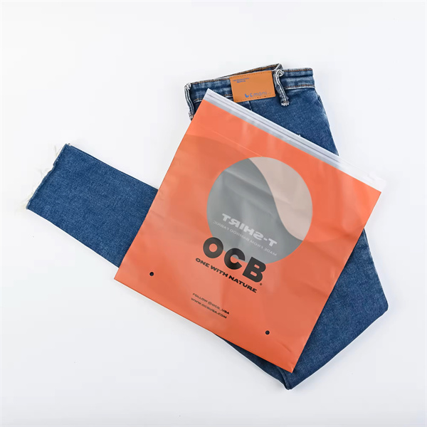 فضای خود را پس انداز کنید و اداره کلوزت خود را ساده تر کنید با کیف ذخیره سازی فضولی برای لباس.