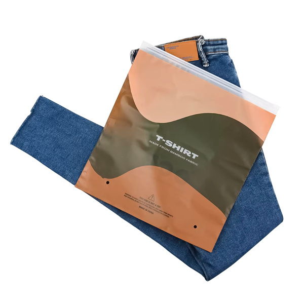 با کیفی مفید برای ذخیره سازی لباس و سفر هوشمندانه تر بسته بندی کنید.