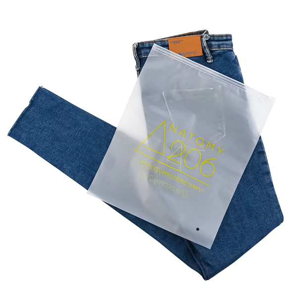 Podróżuj ze stylem dzięki wygodnemu przechowywaniu worków na ubrania