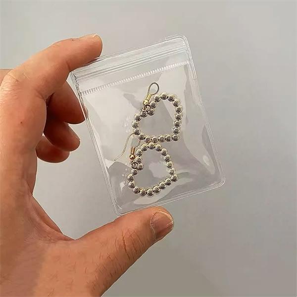 Fanacht le do chuid luachmhar saor i bhbogsaí beaga le zipéar.