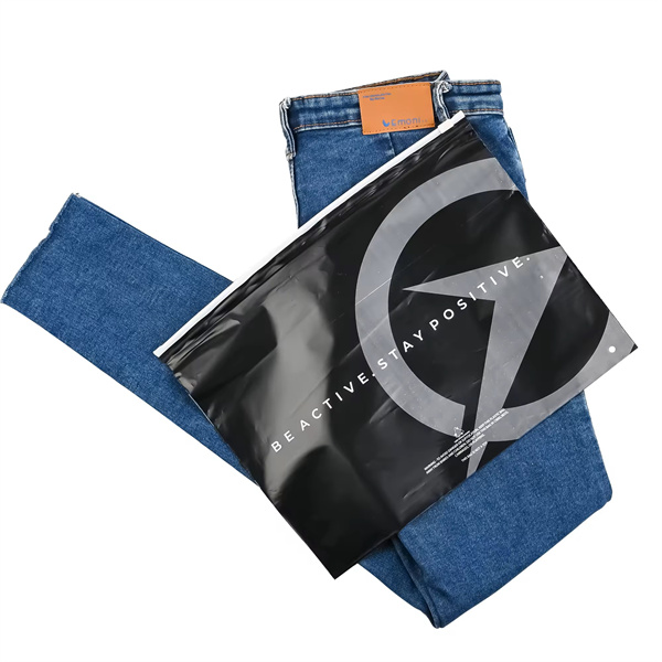 Depolama çantası giysileriyle hassas kıyafetleri güvenle saklayın.