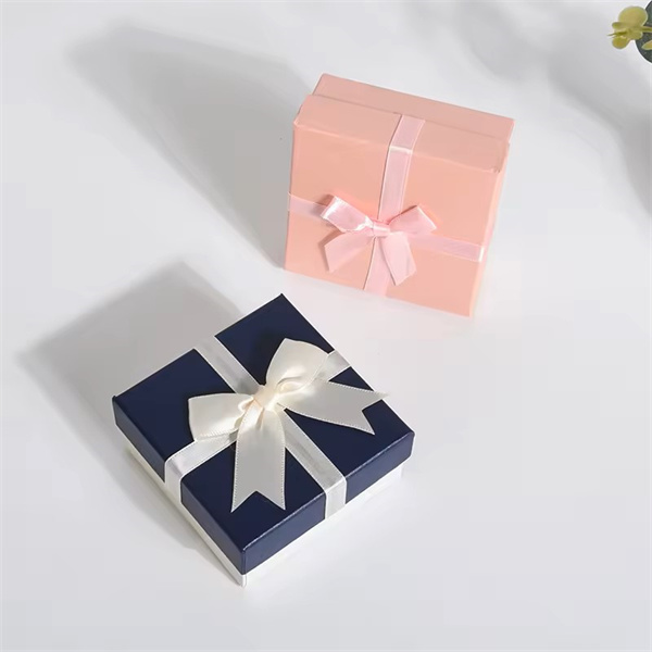 Ütle heitüdile segaseid karpe paberitöitesse salvestava kastiga