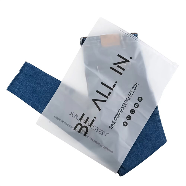 Depolama çantası giysileriyle yer kazandırma ve depolamayı maksimize etme.