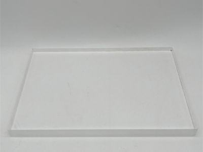 How Acrylic and Polycarbonate Differ in Industrial Applications