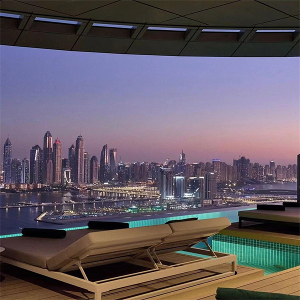 Oplev ultimativ afslapning i en akryl-infinity-pool