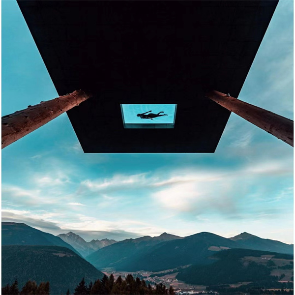 جاذبه باغ خانه خود را با یک پنجره استخر شگفت‌انگیز آکریلیک دگرگون کنید