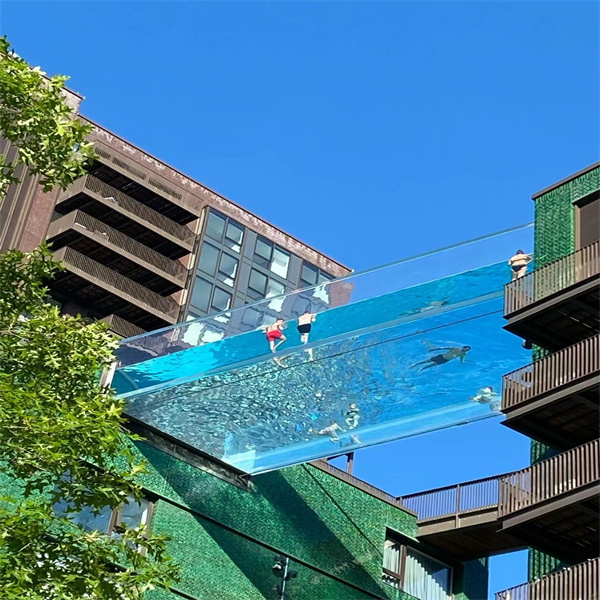 Veredeln Sie Ihren Außenbereich mit einem Acryl-Wandbecken