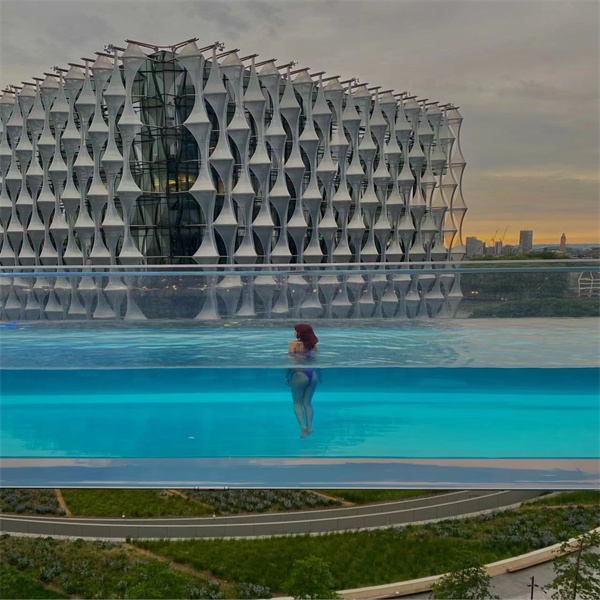 ดำดิ่งสู่ความงดงามของสระว่ายน้ำด้วยหน้าต่างอะคริลิก