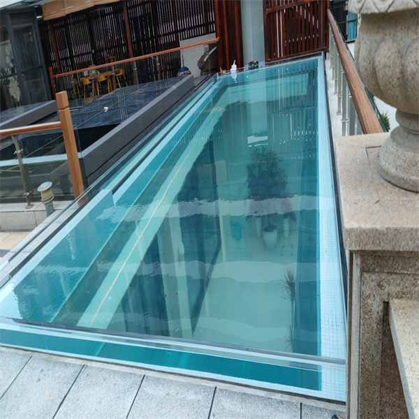 Cipta Oasys Luar yang Menarik dengan Panel Dinding Akrilik Kolam