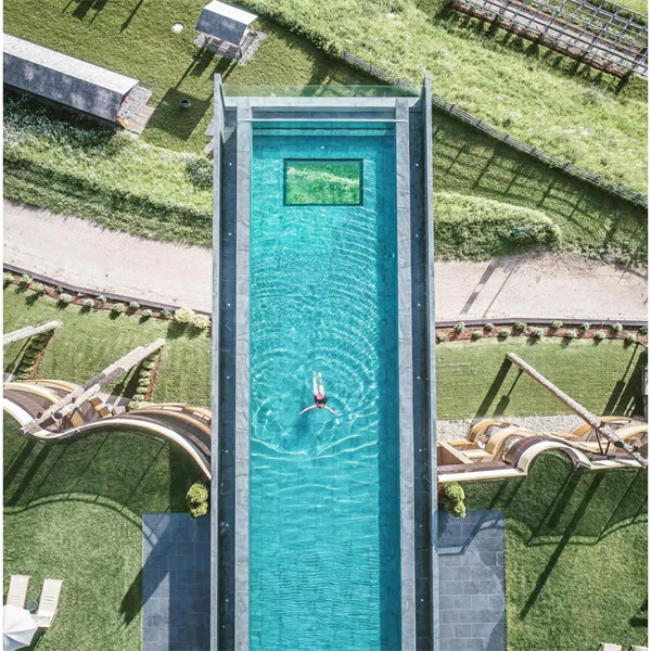 یک طراحی استخر منحصر به فرد با یک پانل دید آکریلیک سفارشی ایجاد کنید