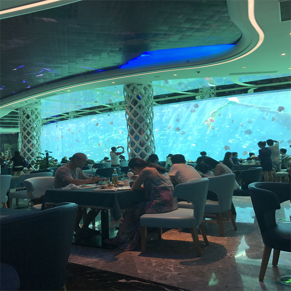 Die Vorfreude steigt, während die letzten Arbeiten an der beeindruckenden, wasserreichen Speiselokalität abgeschlossen werden.