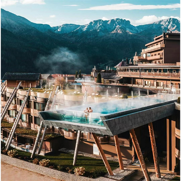 تجربه شنا خود را با یک پنجره استخر آکریلیک شفاف به‌صورت کریستالی بهبود دهید