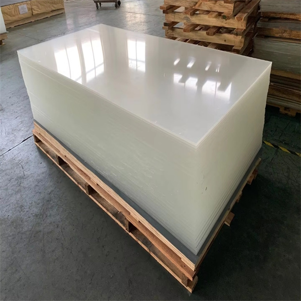 La relation entre la qualité et le coût en ce qui concerne les plaques acryliques