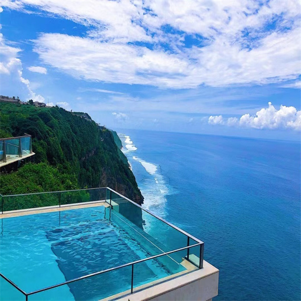 Forbedr din pooloplevelse med en akryl-infinity-pool