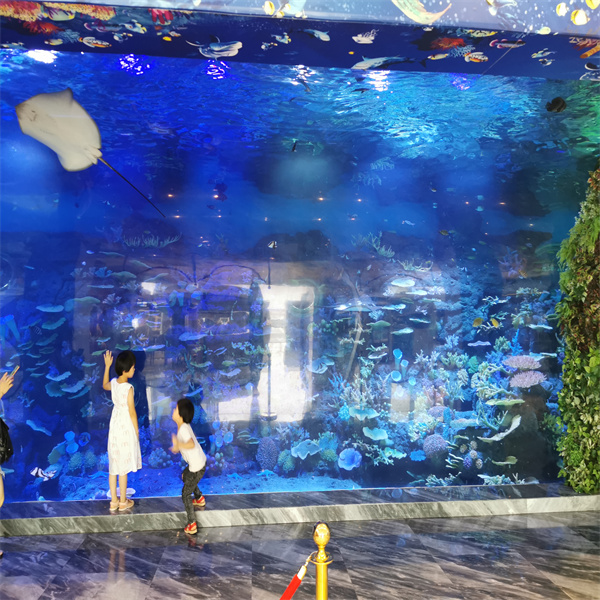 Vytvořte relaxační oasis v obývacím pokoji s velkým válcovitým akváriem