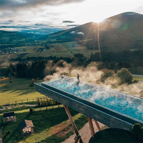 Schwimmen Sie umgeben von atemberaubenden Aussichten mit einem klaren Acrylpool