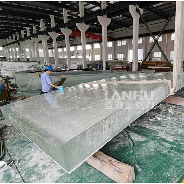 Важност правилног филтрирања и одржавања у великим акваријима