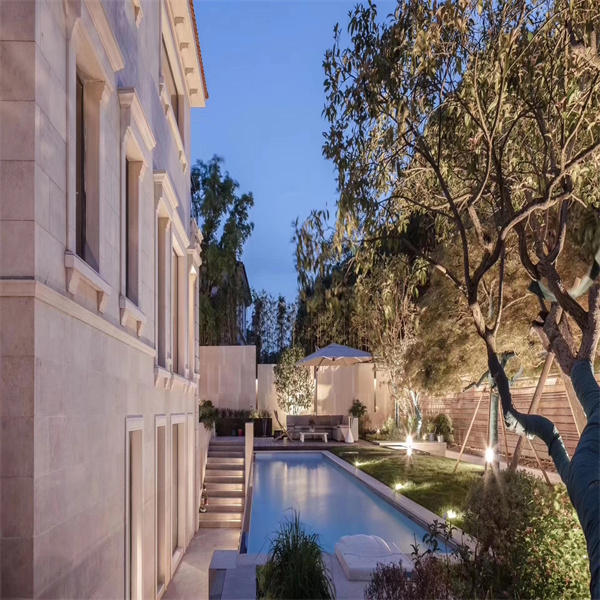 Укључите се у леп двориш са нашим прозрачним акриловим базеном