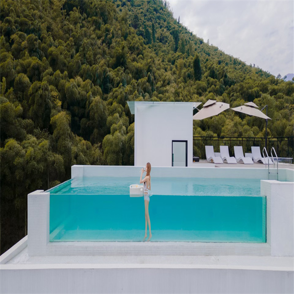Mettre en valeur la beauté de votre piscine en profondeur grâce à des murs en acrylique