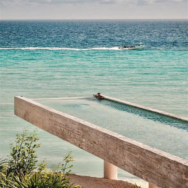 เพลิดเพลินไปกับทัศนียภาพที่ชัดเจนด้วยหน้าต่างสระว่ายน้ำอะคริลิก