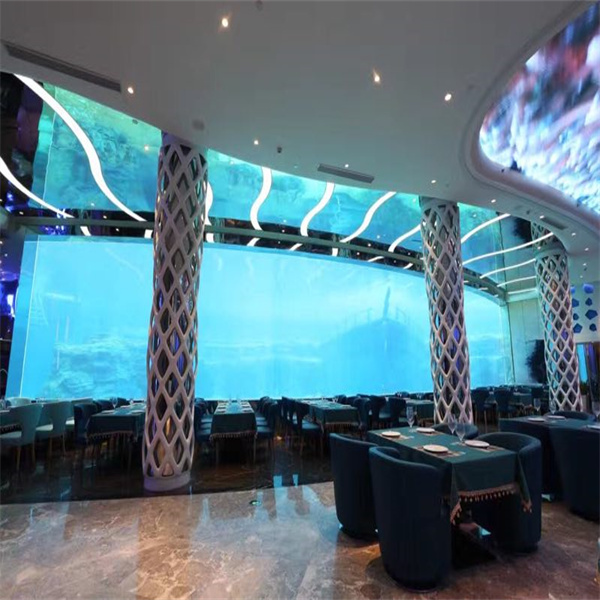 Der aufwendige Prozess beim Bau eines aquariumsgeführten Restaurants.