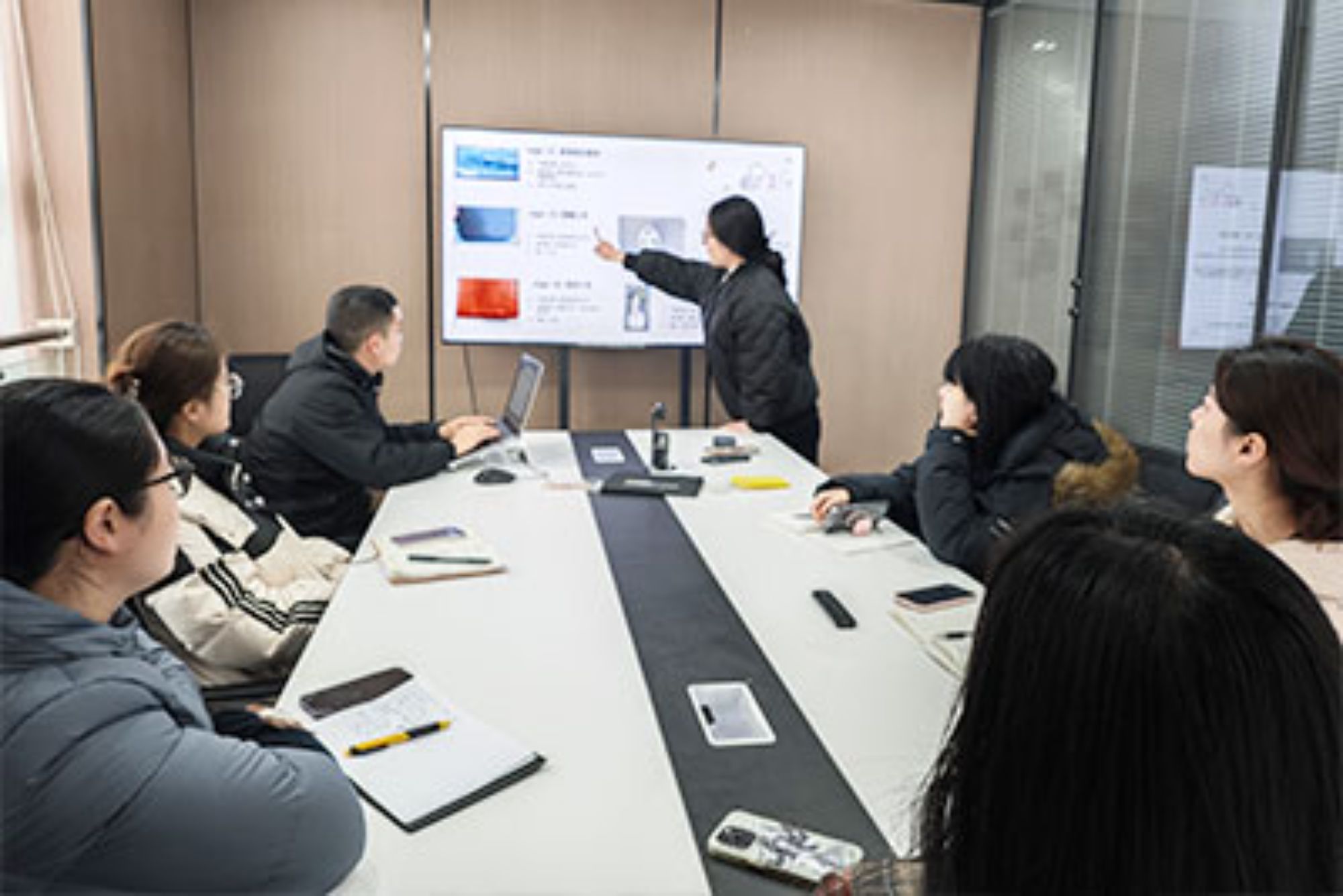 International Business Department Unites for Comprehensive Training on Latest Product Knowledge and In-depth Case Studies