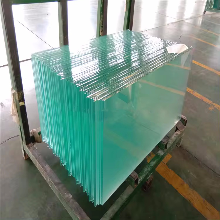 Brillant i cintil·lant amb accents de mirall de vidre platejat