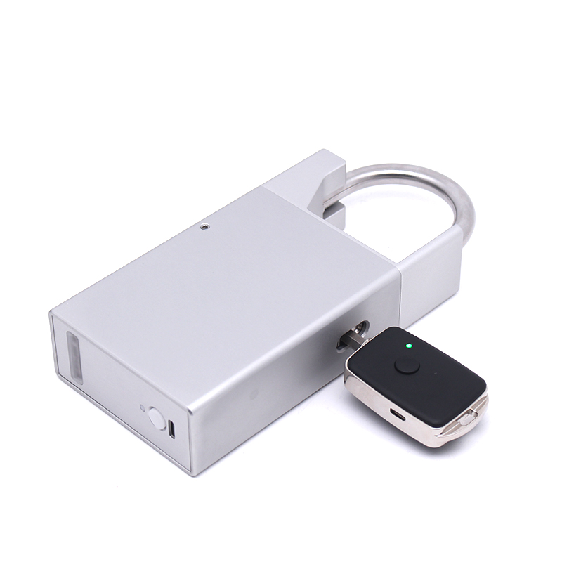 Pemasangan mudah membolehkan anda meningkatkan gerbang halaman dengan kunci tanpa kunci dalam minit.