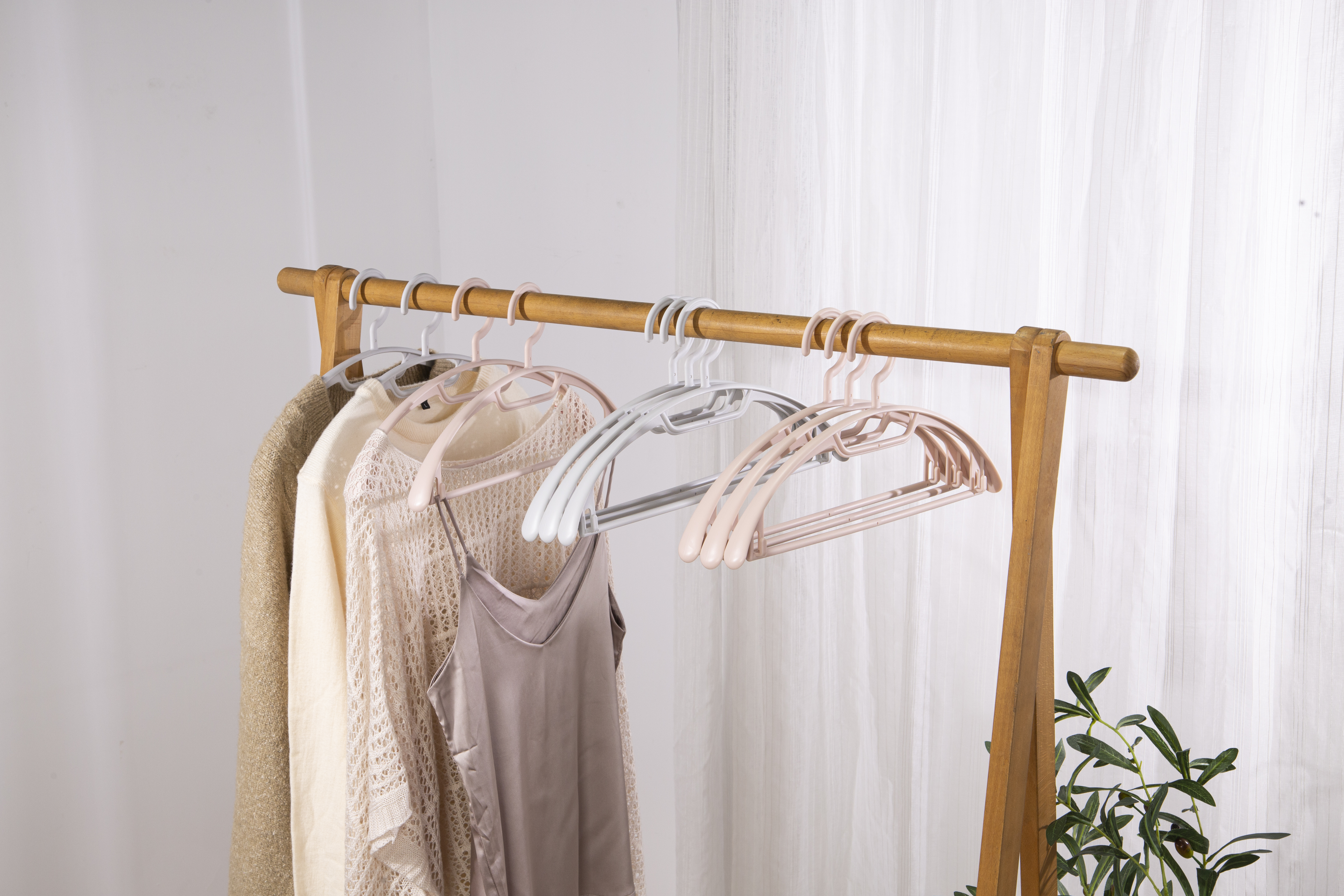 SOLELY SY886 Big Arc Clothes Hanger with Wide Shoulder Design details