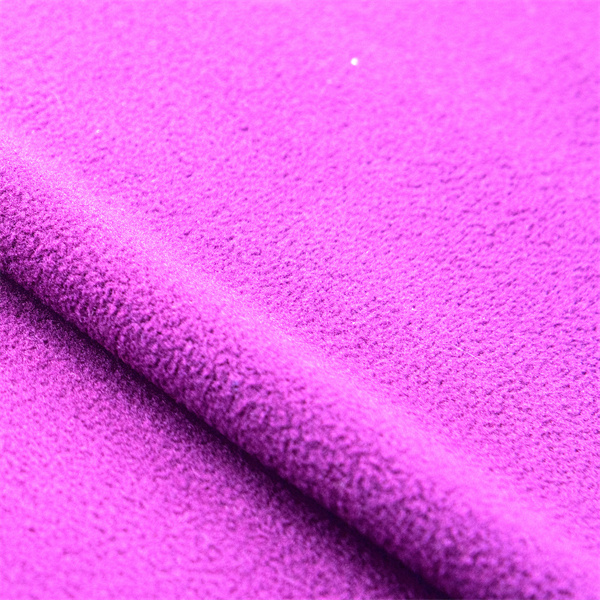 Experimenta el calor y la flexibilidad máximos con un suave forro polar acolchado