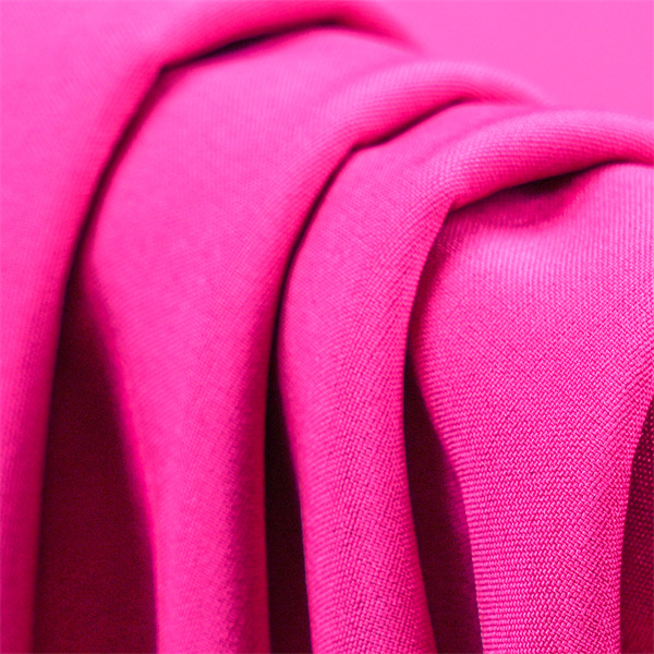 استمتع بالجانب المريح من ملابس الهواء الطلق مع مادة الفليس السوفت شيل.