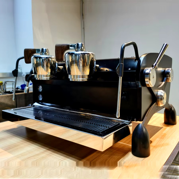 Mesin espresso yang terjangkau dan berkualitas tinggi untuk kafe kecil