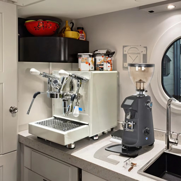 Eleva il Tuo Livello di Caffè con un Macinino di Qualità e una Macchina per Espresso