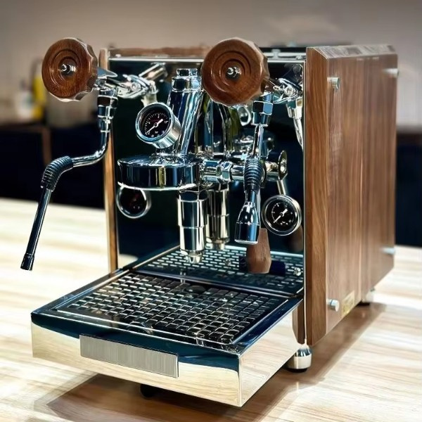 Despiértate con el aroma del café recién hecho de una cafetera semiautomática.