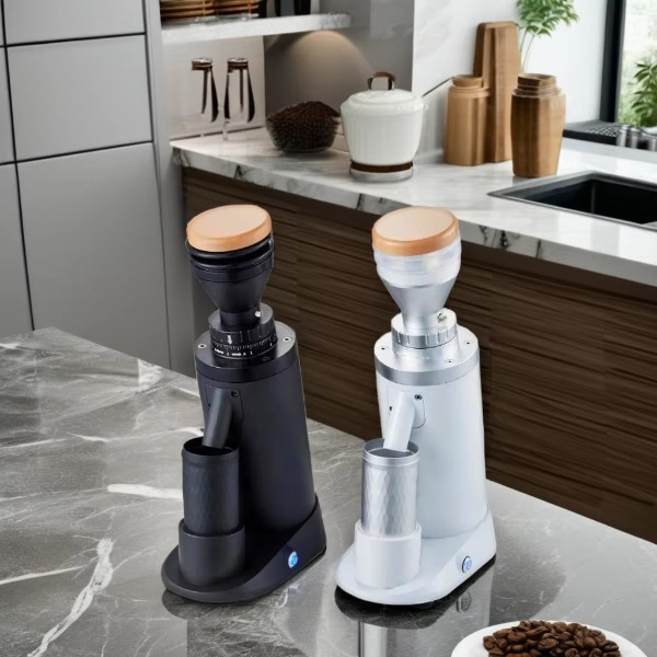 Riduci i tempi operativi utilizzando una macchina industriale per macinare il caffè.