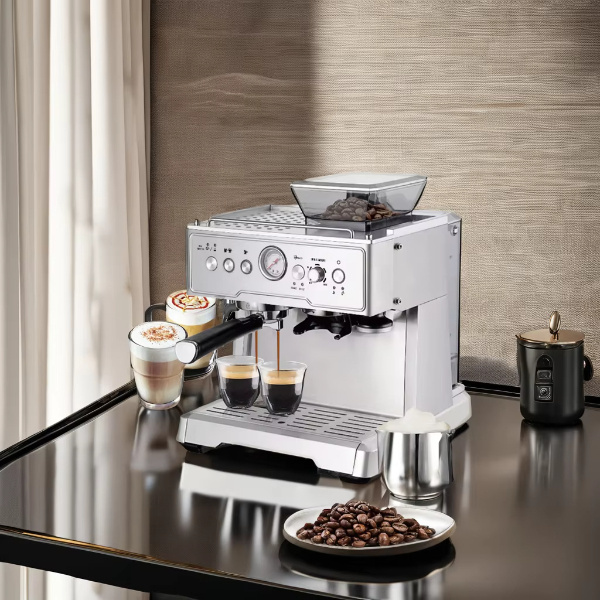 Elevate la vostra routine mattutina con una macchina per il caffè che macina i chicchi alla perfezione