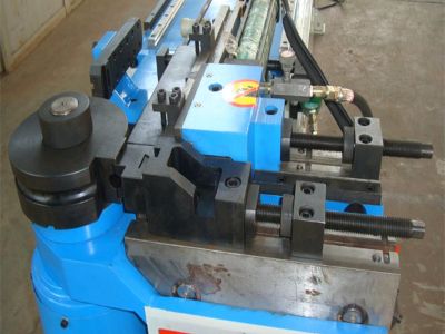 Automatic pipe bender in the metal manufacturing industry in a wide range of applications