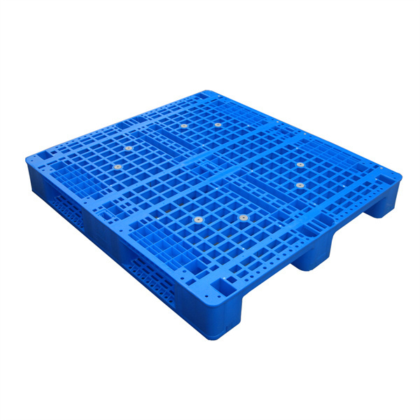 Heavy duty industrial plastic pallets are lighter than their wooden counterparts yet can carry heavier loads.